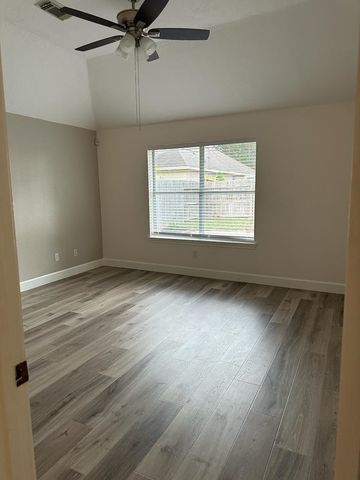 1027 S Wellsford Drive, Pearland, TX 77584