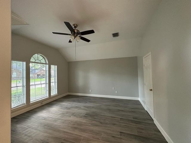 1027 S Wellsford Drive, Pearland, TX 77584