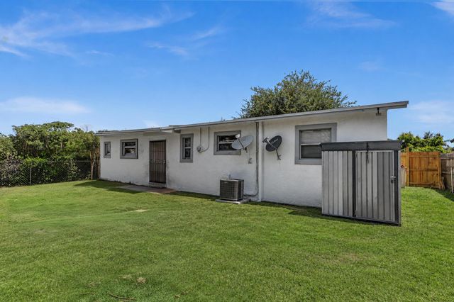2743 NW 2nd Street, Boynton Beach, FL 33435