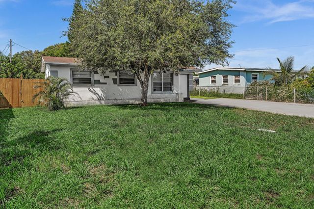 2743 NW 2nd Street, Boynton Beach, FL 33435