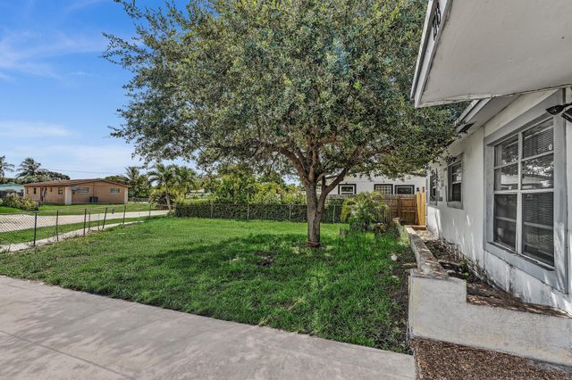 2743 NW 2nd Street, Boynton Beach, FL 33435