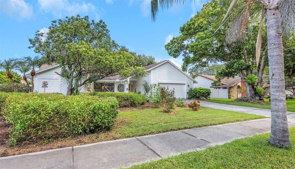 Image 2 of property listing at 1620 COUNTRY LANE, Dunedin, FL 34698