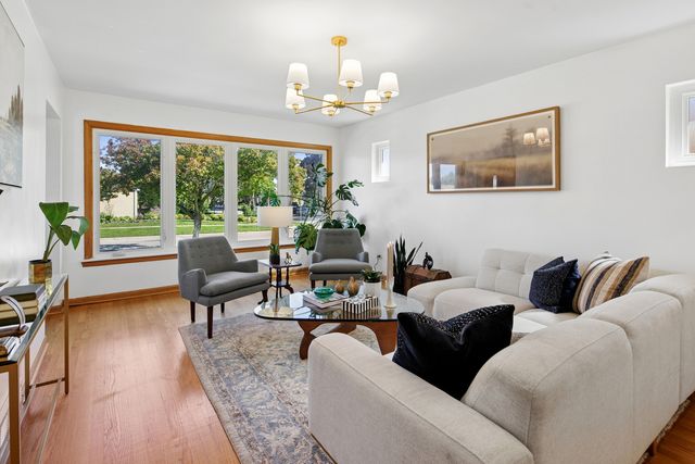 6905 W Leland Avenue, Harwood Heights, IL 60706