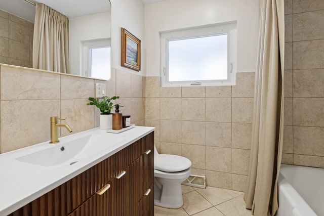 6905 W Leland Avenue, Harwood Heights, IL 60706