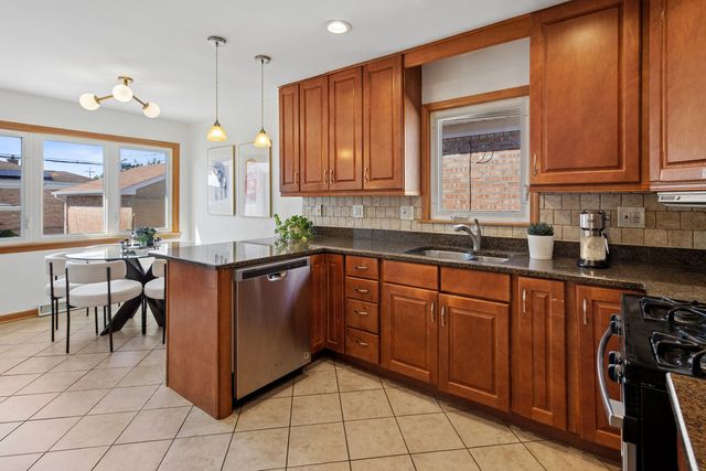 6905 W Leland Avenue, Harwood Heights, IL 60706