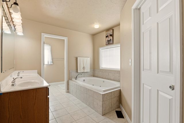 102 Diamond Hill Court, Hollister, MO 65672