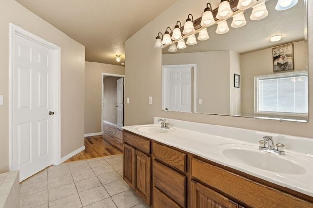 102 Diamond Hill Court, Hollister, MO 65672