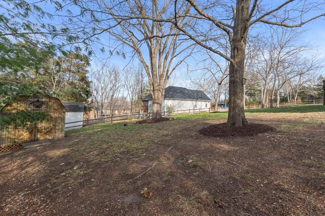 102 Diamond Hill Court, Hollister, MO 65672