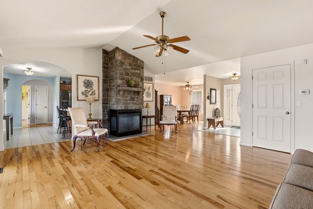 102 Diamond Hill Court, Hollister, MO 65672