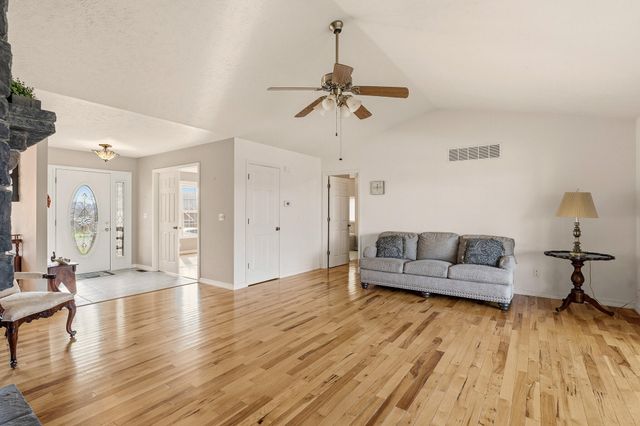 102 Diamond Hill Court, Hollister, MO 65672