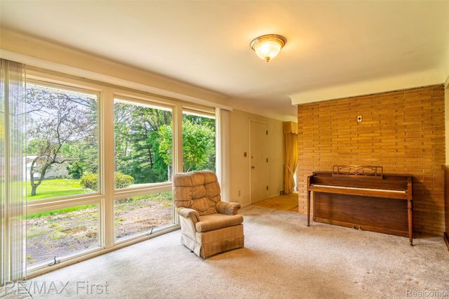 33277 W 11 Mile Road, Farmington Hills, MI 48336