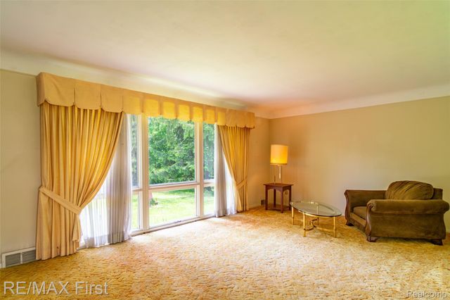 33277 W 11 Mile Road, Farmington Hills, MI 48336