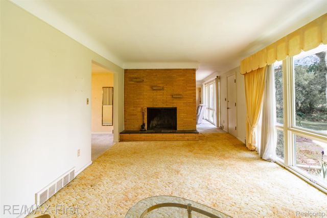 33277 W 11 Mile Road, Farmington Hills, MI 48336