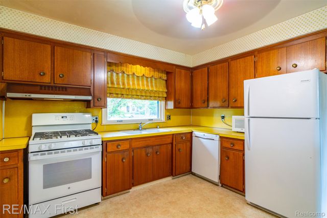 33277 W 11 Mile Road, Farmington Hills, MI 48336