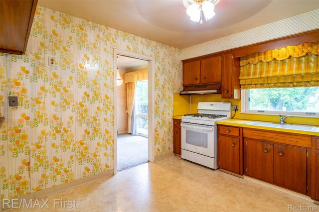 33277 W 11 Mile Road, Farmington Hills, MI 48336
