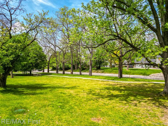 33277 W 11 Mile Road, Farmington Hills, MI 48336