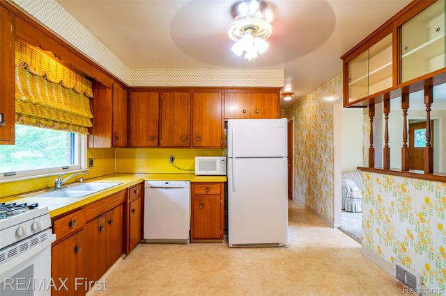 33277 W 11 Mile Road, Farmington Hills, MI 48336
