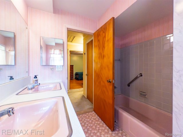 33277 W 11 Mile Road, Farmington Hills, MI 48336