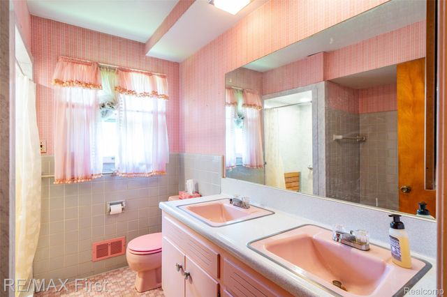 33277 W 11 Mile Road, Farmington Hills, MI 48336