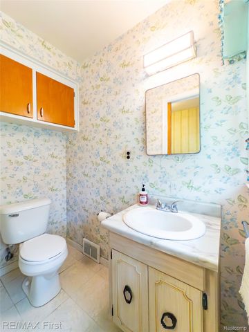 33277 W 11 Mile Road, Farmington Hills, MI 48336
