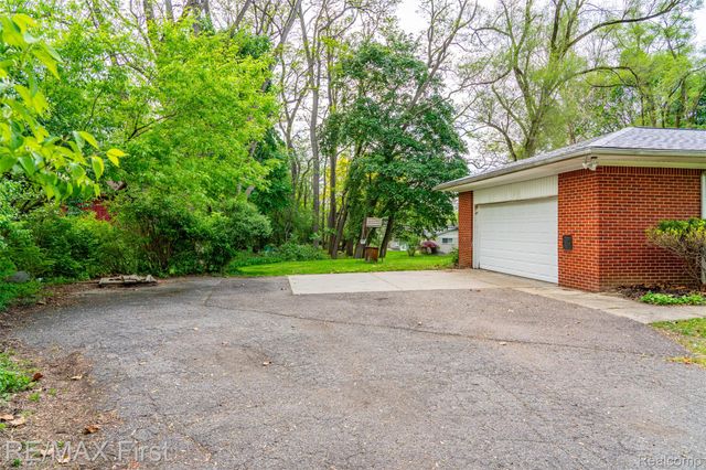 33277 W 11 Mile Road, Farmington Hills, MI 48336