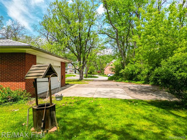 33277 W 11 Mile Road, Farmington Hills, MI 48336