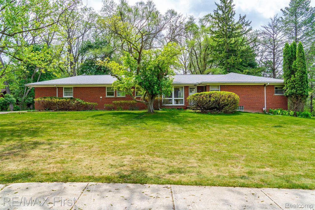 33277 W 11 Mile Road, Farmington Hills, MI 48336