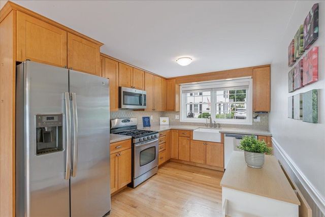 31 N Shore Road, Derry, NH 03038