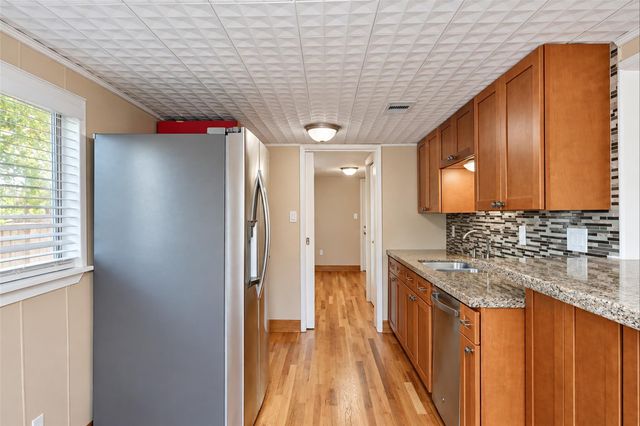 706 S Blackwell Street, La Porte, TX 77571