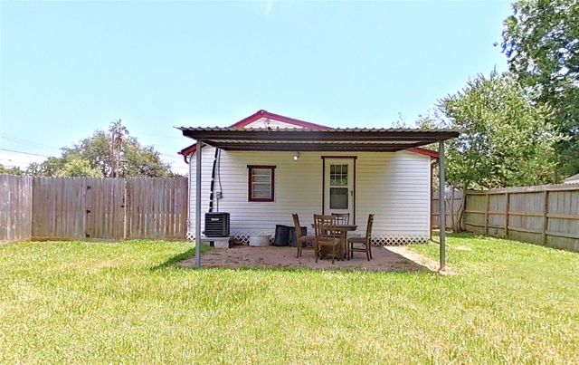706 S Blackwell Street, La Porte, TX 77571
