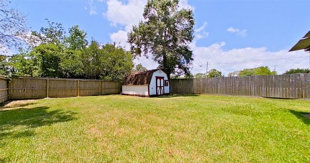 706 S Blackwell Street, La Porte, TX 77571