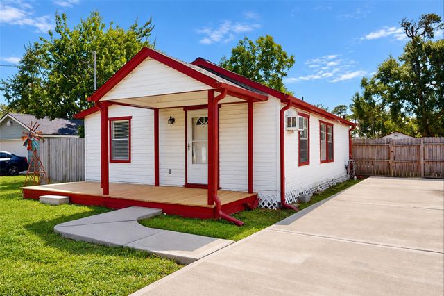 706 S Blackwell Street, La Porte, TX 77571