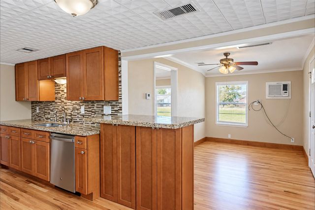 706 S Blackwell Street, La Porte, TX 77571