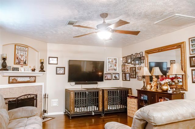 103 Mammoth Springs Lane, Dickinson, TX 77539