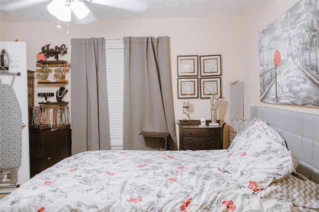 103 Mammoth Springs Lane, Dickinson, TX 77539