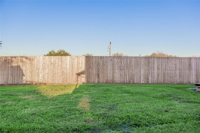 103 Mammoth Springs Lane, Dickinson, TX 77539