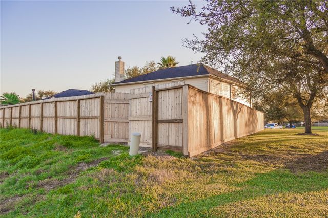 103 Mammoth Springs Lane, Dickinson, TX 77539