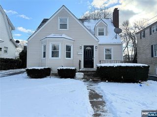 40 Hickory Avenue, Bergenfield, NJ 07621