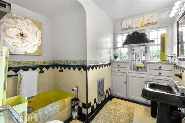 3640 W 60th Street, Los Angeles, CA 90043