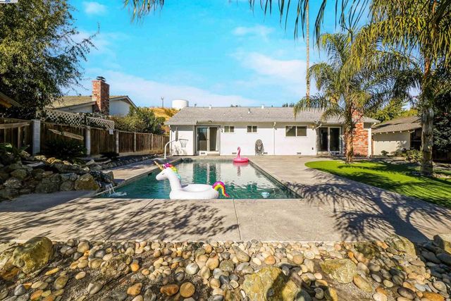 5 Terranova Dr, Antioch, CA 94509