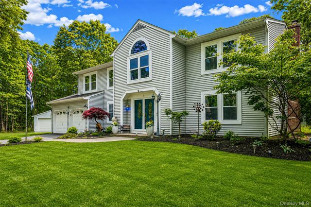 2 Barbara Anne Street, Manorville, NY 11949