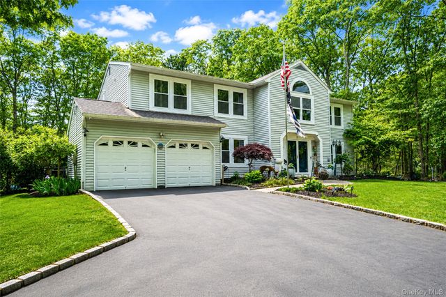 2 Barbara Anne Street, Manorville, NY 11949
