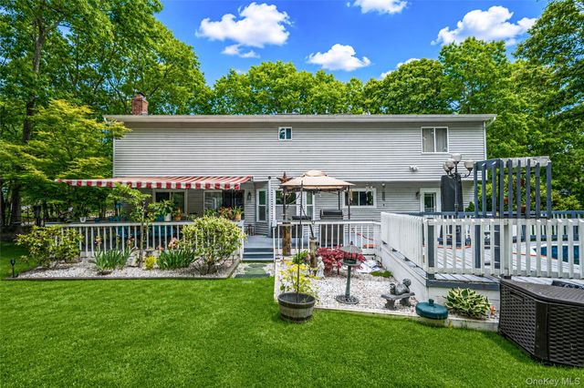 2 Barbara Anne Street, Manorville, NY 11949