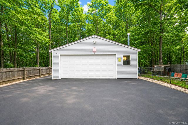 2 Barbara Anne Street, Manorville, NY 11949