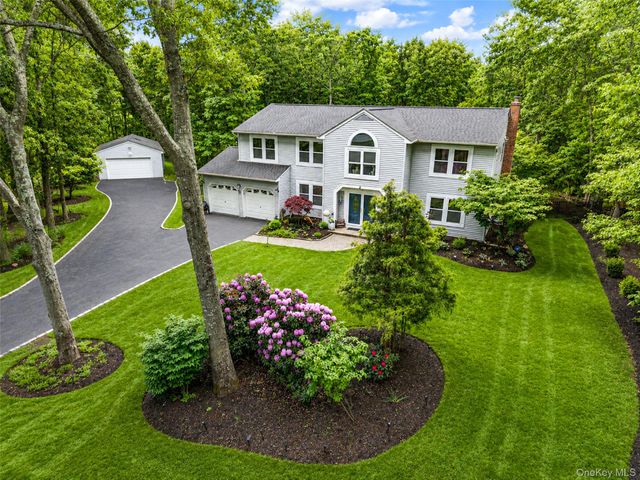 2 Barbara Anne Street, Manorville, NY 11949