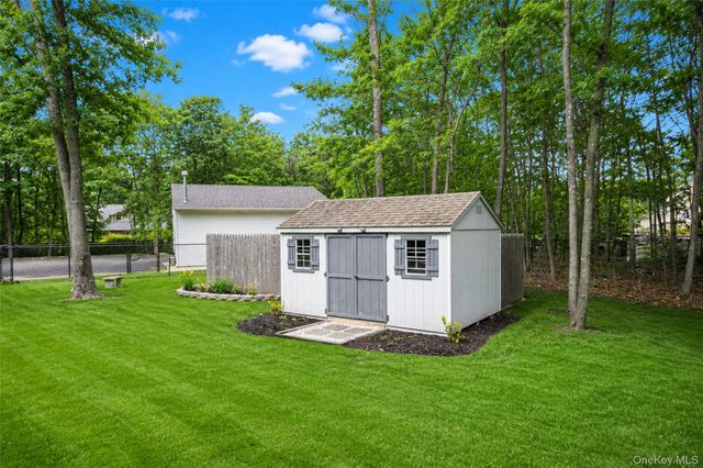 2 Barbara Anne Street, Manorville, NY 11949