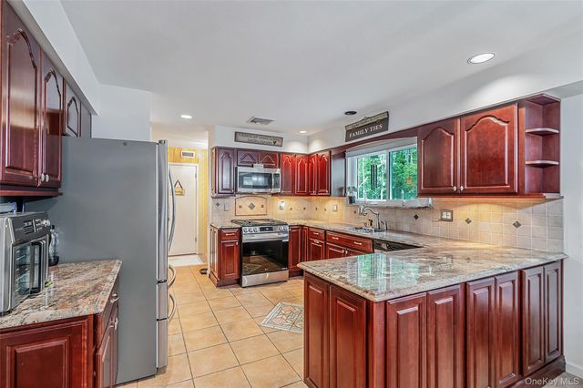 2 Barbara Anne Street, Manorville, NY 11949