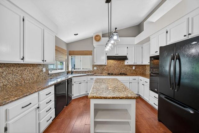 8758 Freesia Dr, Elk Grove, CA 95624