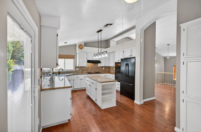 8758 Freesia Dr, Elk Grove, CA 95624