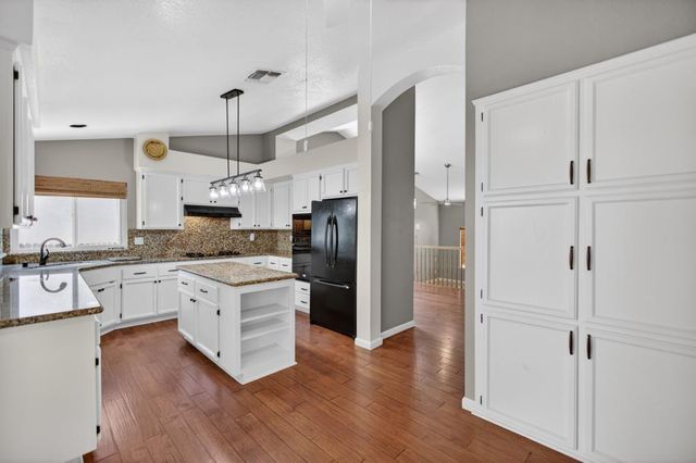 8758 Freesia Dr, Elk Grove, CA 95624